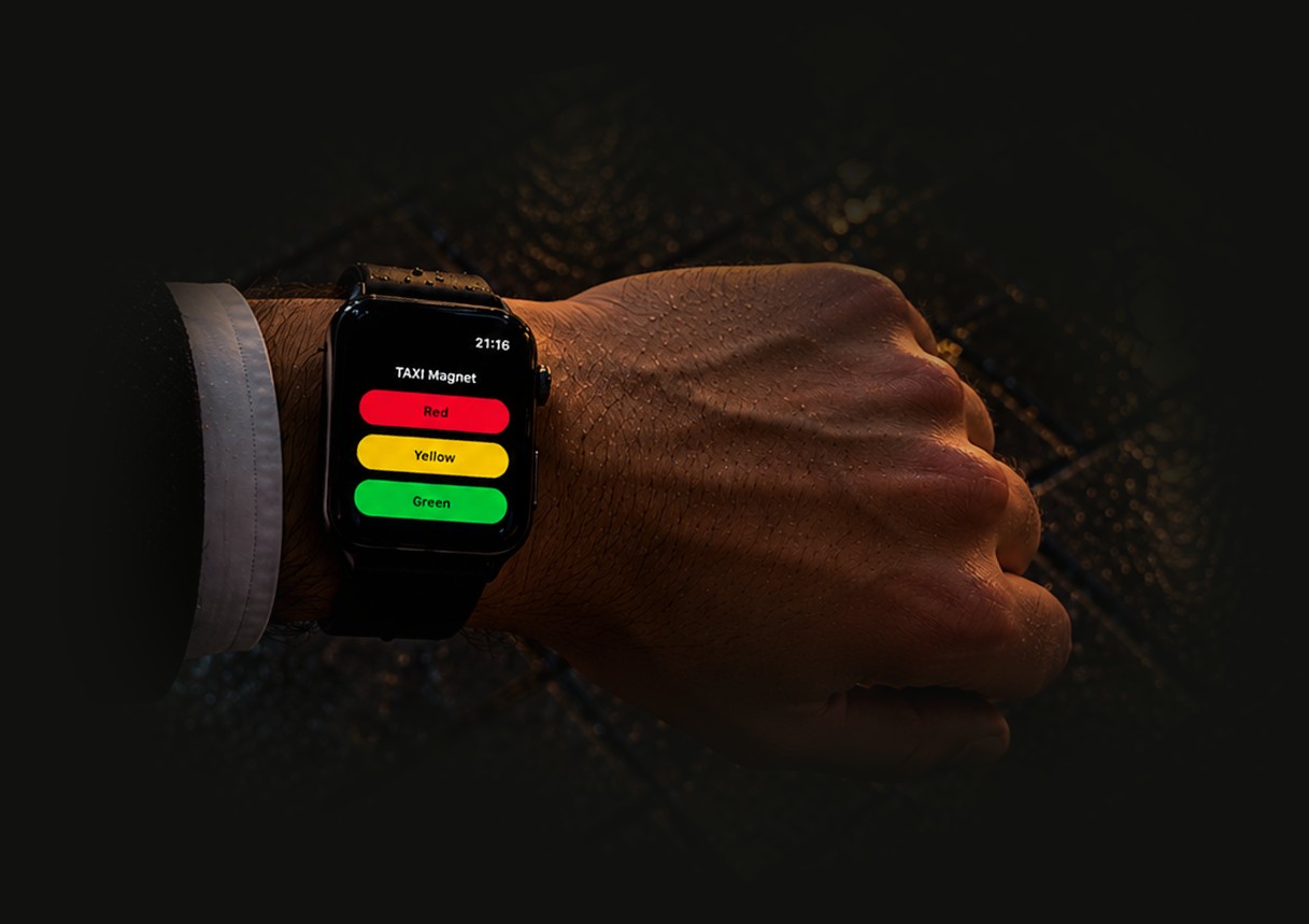 Taxi Magnet on an Apple Watch, showing the red, yellow and green colour buttons.